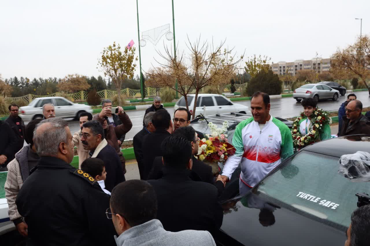 استقبال-باشکوه-شهروندان-بهارستان-از-قهرمان-پاراآسیایی