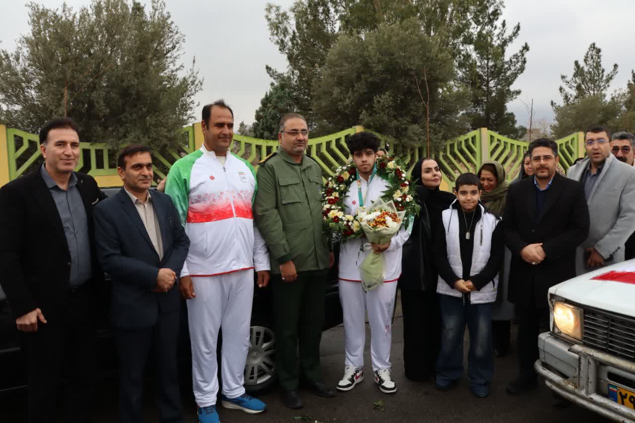 استقبال-باشکوه-شهروندان-بهارستان-از-قهرمان-پاراآسیایی