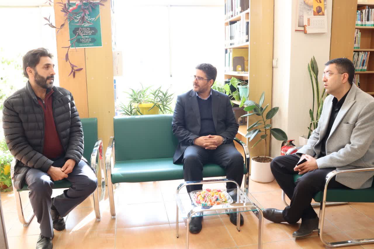 بازدید-شهردار-و-معاون-فرهنگی-بهارستان-از-کتابخانه‌های-عمومی-همزمان-با-هفته-کتاب-و-کتابخوانی