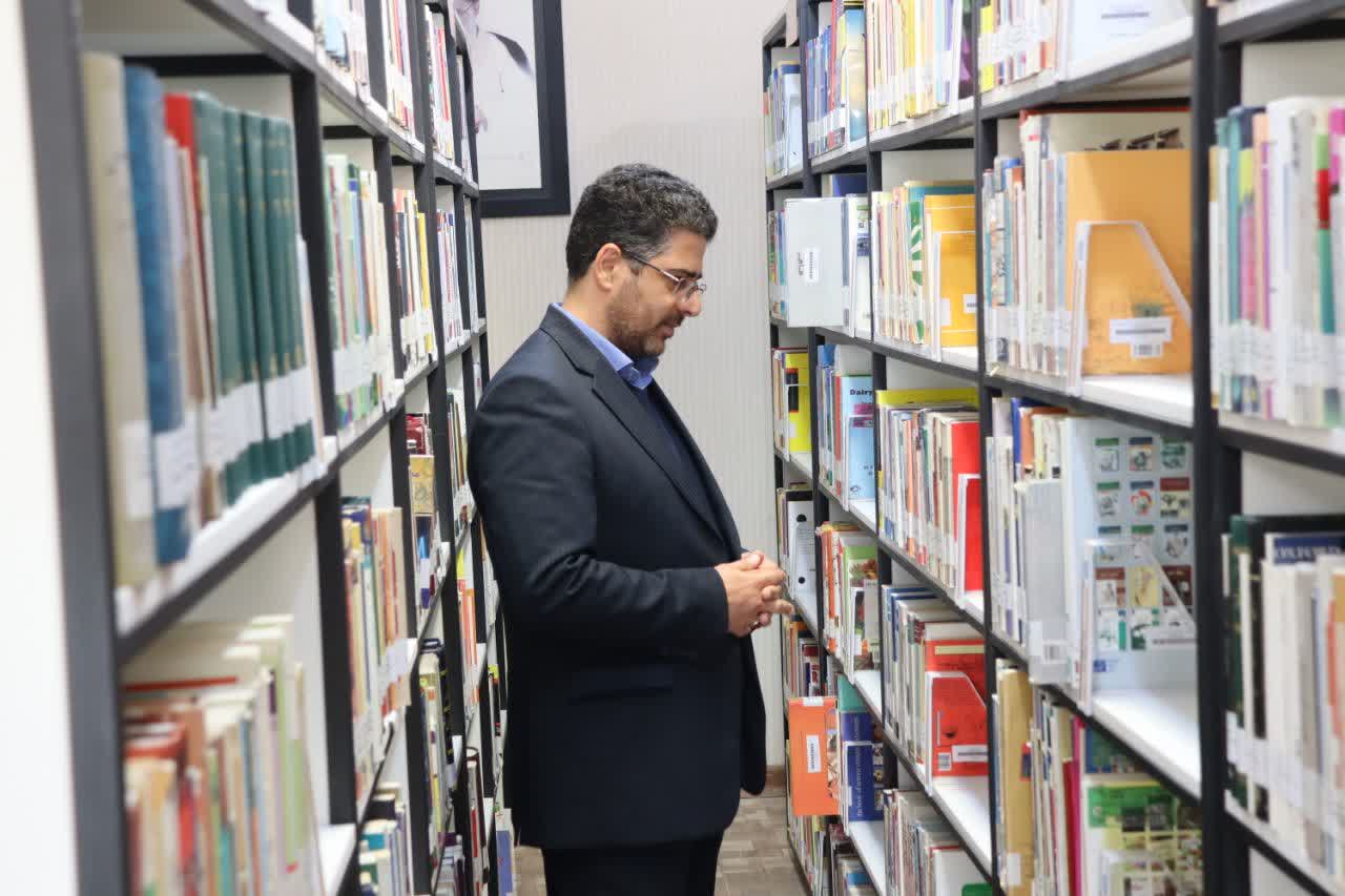 بازدید-شهردار-و-معاون-فرهنگی-بهارستان-از-کتابخانه‌های-عمومی-همزمان-با-هفته-کتاب-و-کتابخوانی