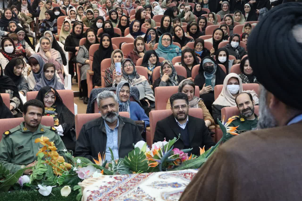 اختتامیه-نشست‌های-سبک-زندگی-اسلامی-همراه-با-مراسم-تجلیل-از-بانوان-فعال-در-بهارستان