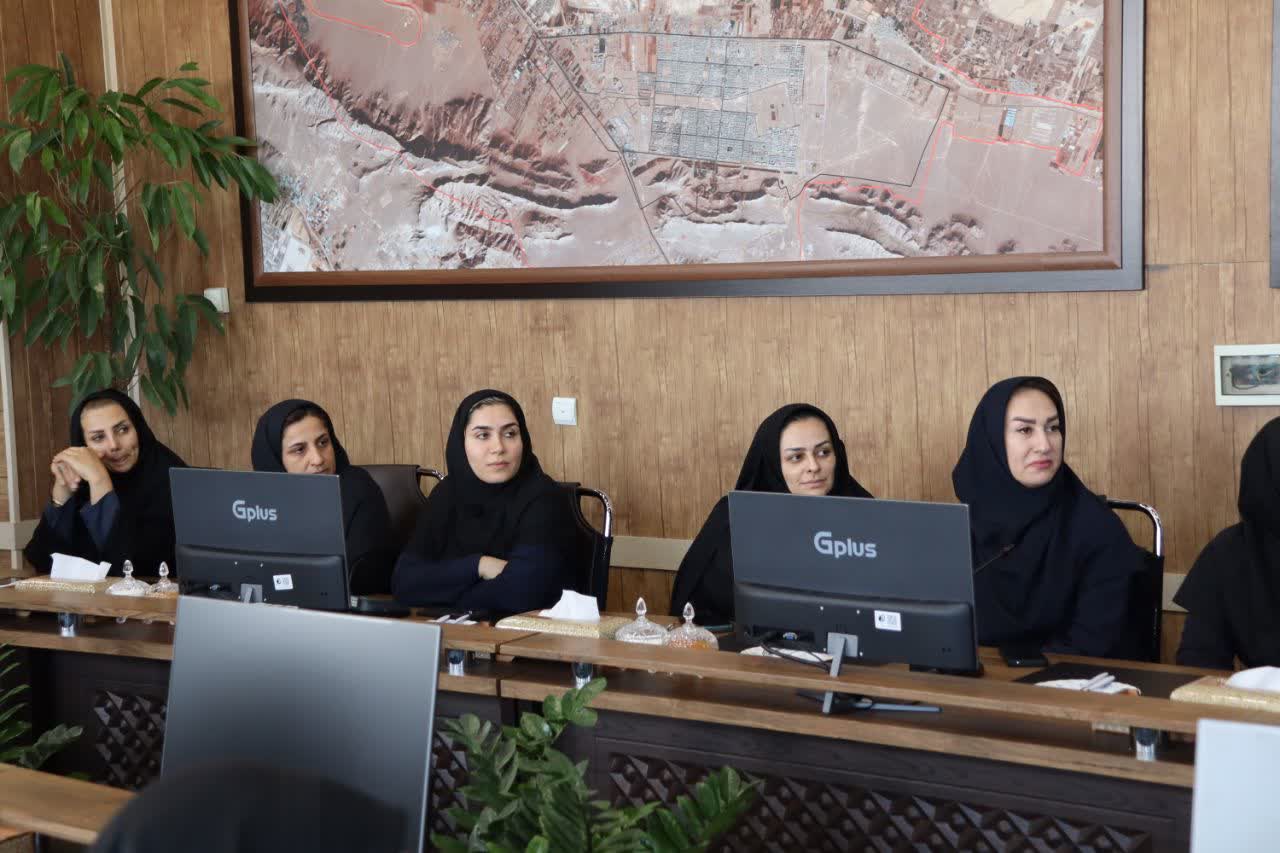 تجلیل-از-بانوان-شاغل-شهرداری-بهارستان-به-مناسبت-میلاد-حضرت-فاطمه‌-زهرا(س)