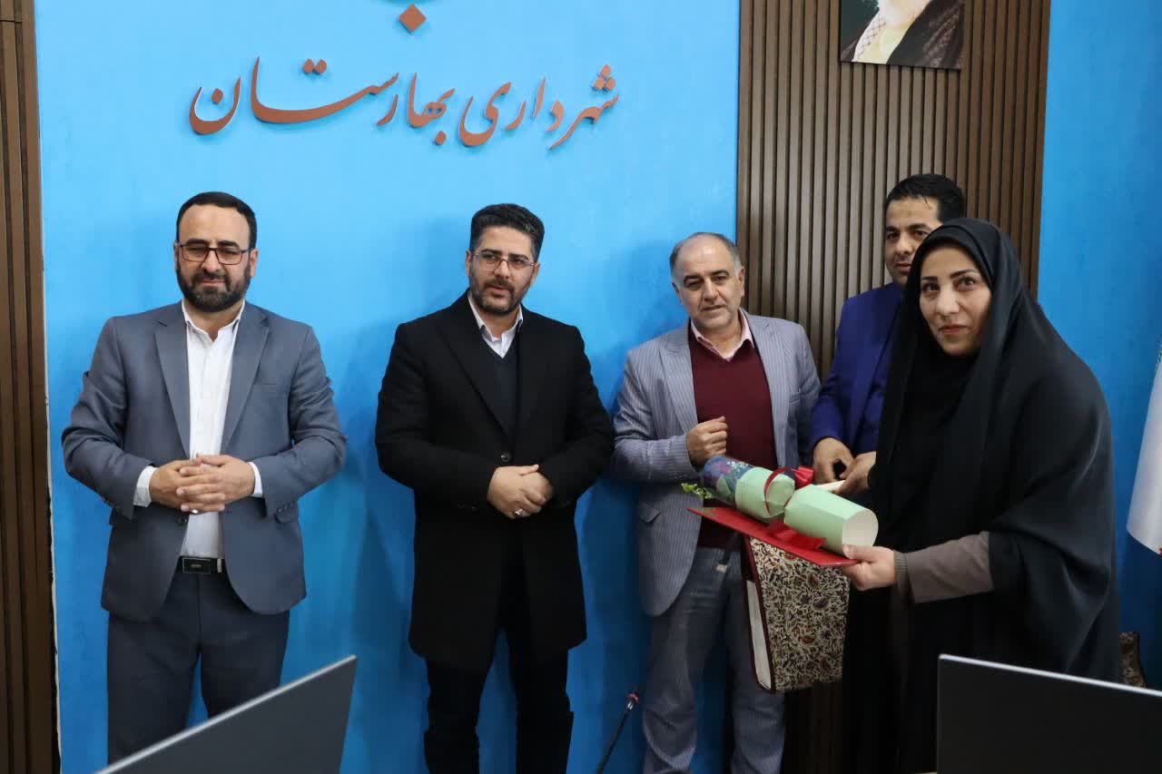 تجلیل-از-بانوان-شاغل-شهرداری-بهارستان-به-مناسبت-میلاد-حضرت-فاطمه‌-زهرا(س)