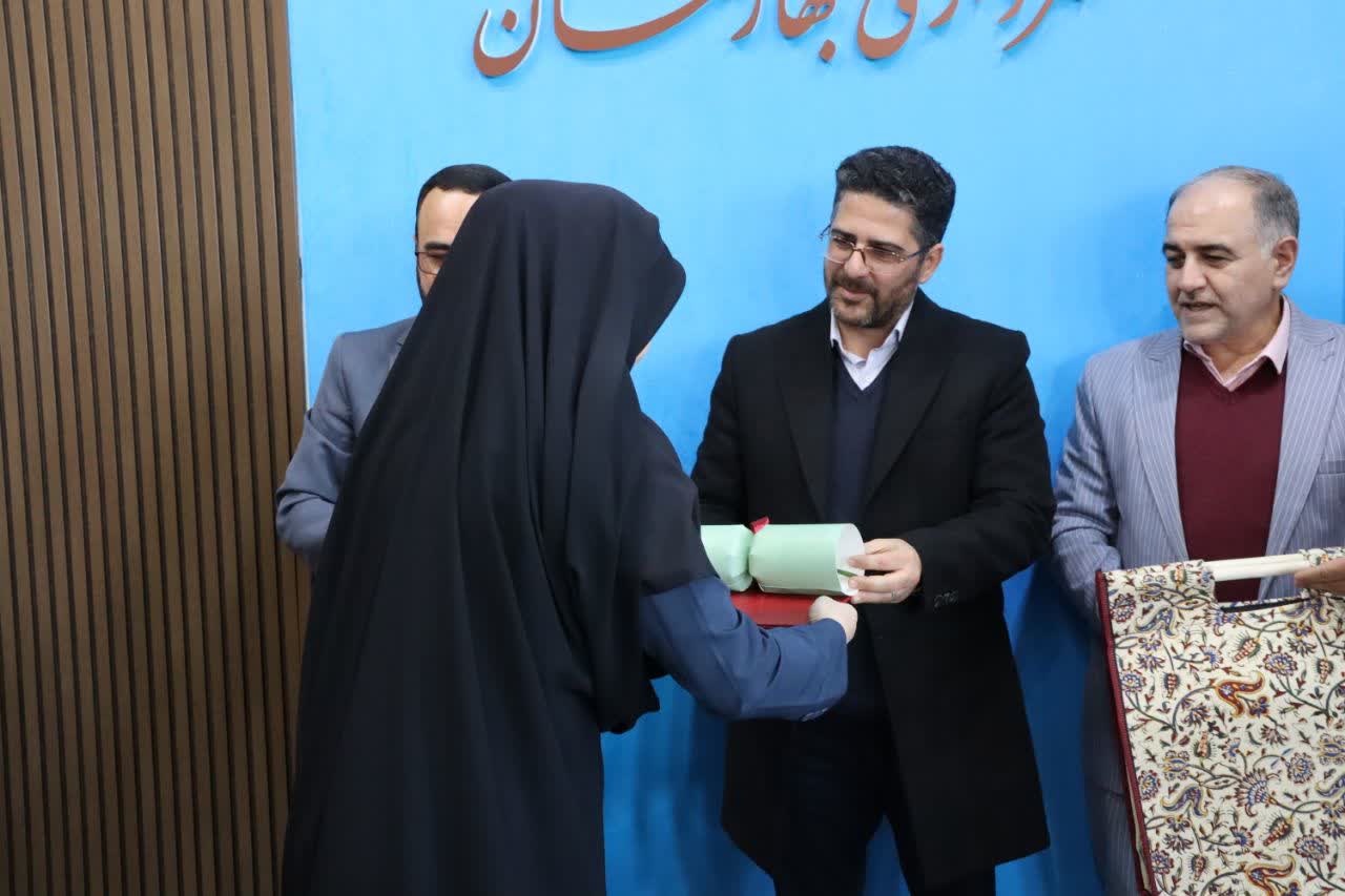 تجلیل-از-بانوان-شاغل-شهرداری-بهارستان-به-مناسبت-میلاد-حضرت-فاطمه‌-زهرا(س)