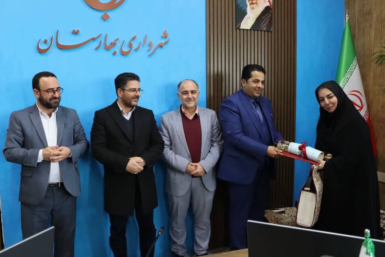 تجلیل-از-بانوان-شاغل-شهرداری-بهارستان-به-مناسبت-میلاد-حضرت-فاطمه‌-زهرا(س)