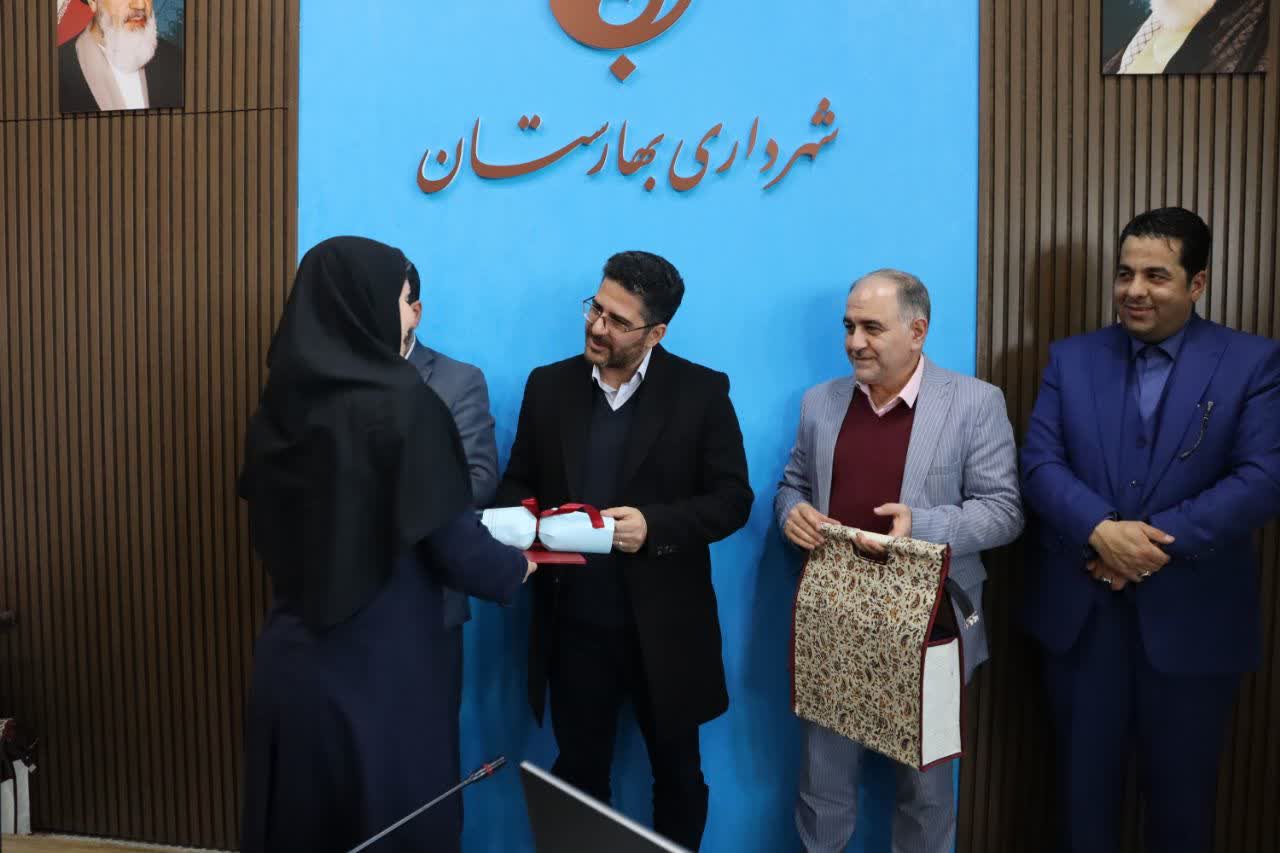 تجلیل-از-بانوان-شاغل-شهرداری-بهارستان-به-مناسبت-میلاد-حضرت-فاطمه‌-زهرا(س)