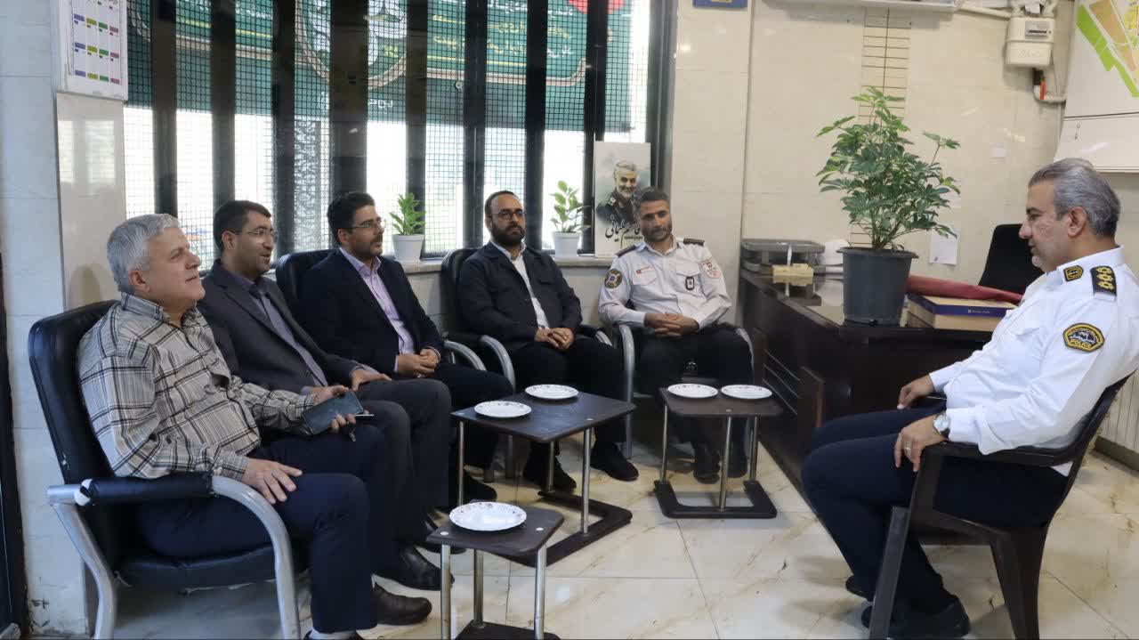 حضور-شهردار-و-معاونین-شهرداری-بهارستان-در-کلانتری-و-پلیس-راهور-به-مناسبت-هفته-نیروی-انتظامی