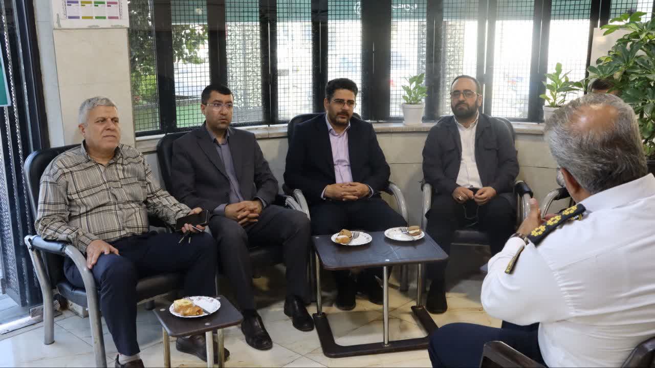 حضور-شهردار-و-معاونین-شهرداری-بهارستان-در-کلانتری-و-پلیس-راهور-به-مناسبت-هفته-نیروی-انتظامی