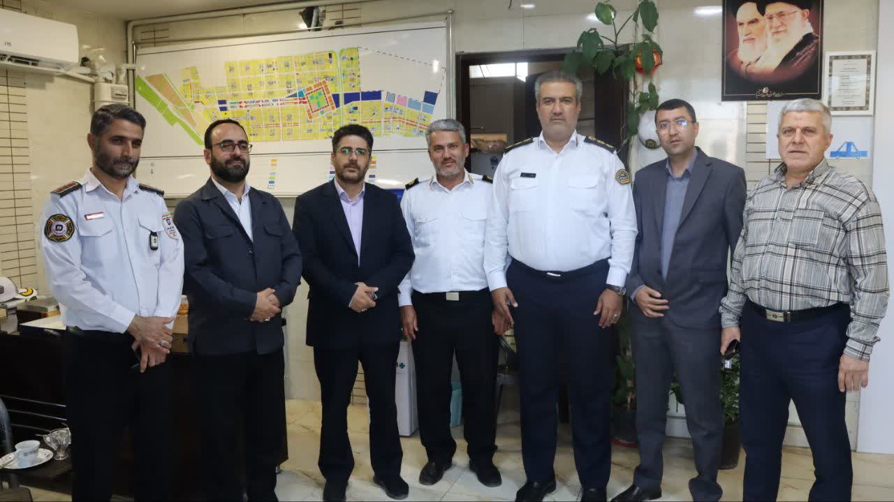 حضور-شهردار-و-معاونین-شهرداری-بهارستان-در-کلانتری-و-پلیس-راهور-به-مناسبت-هفته-نیروی-انتظامی