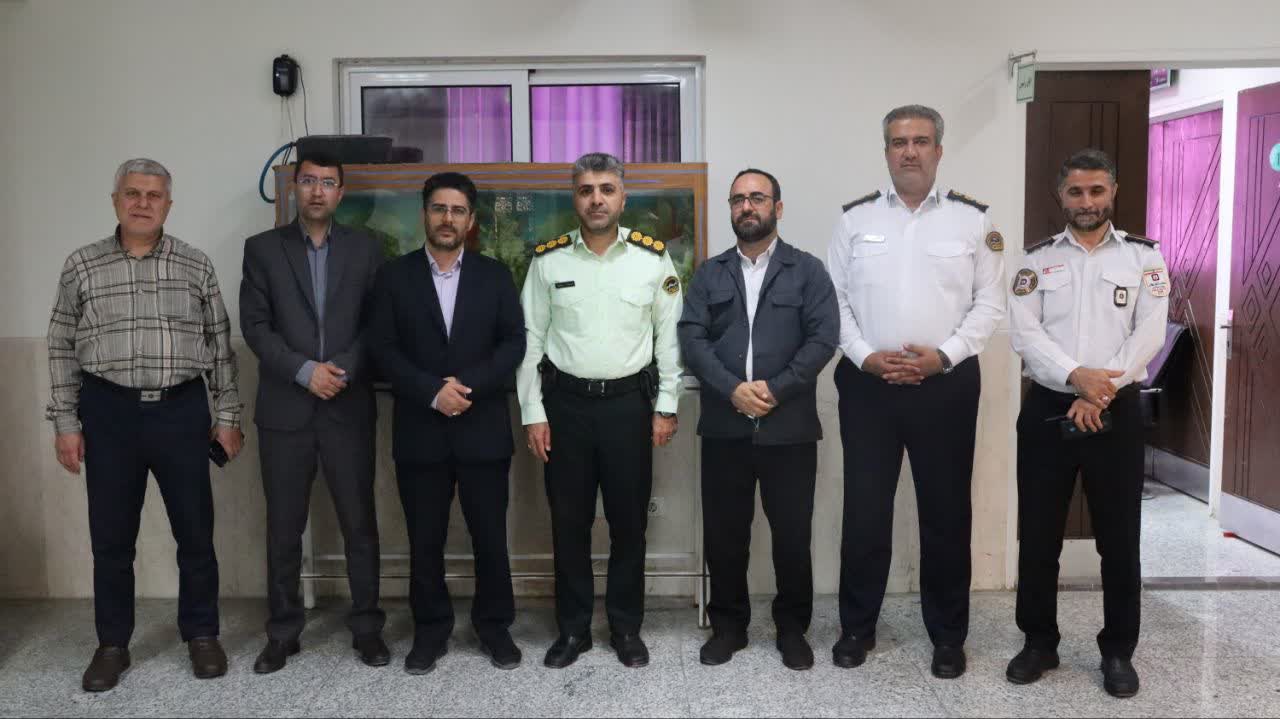 حضور-شهردار-و-معاونین-شهرداری-بهارستان-در-کلانتری-و-پلیس-راهور-به-مناسبت-هفته-نیروی-انتظامی