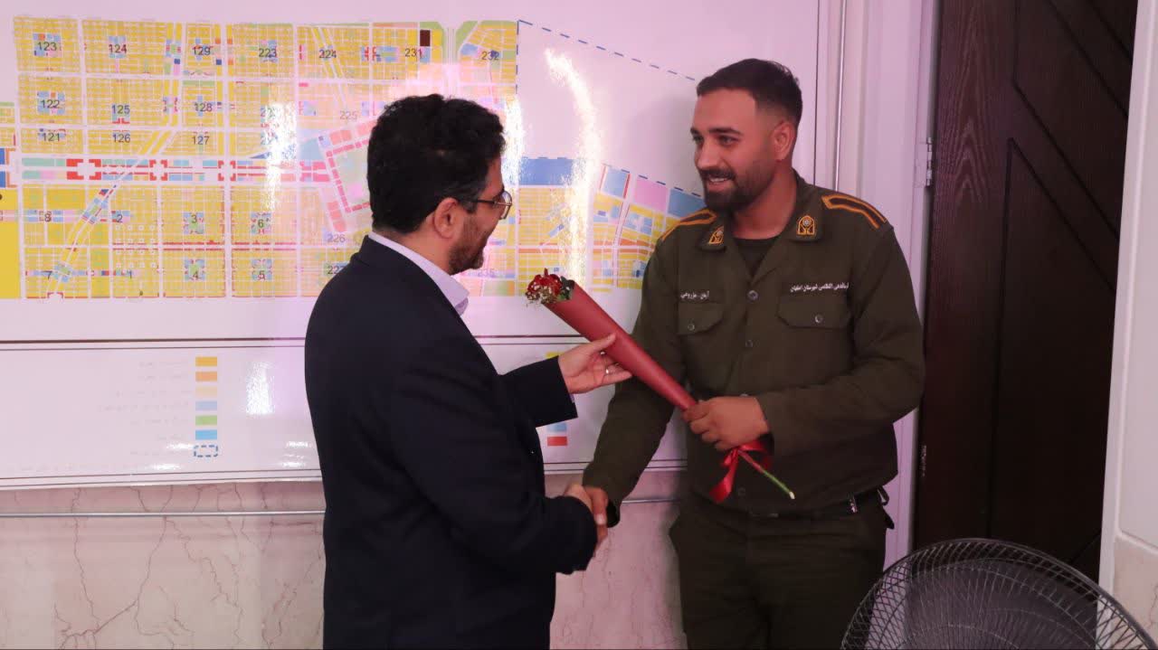 حضور-شهردار-و-معاونین-شهرداری-بهارستان-در-کلانتری-و-پلیس-راهور-به-مناسبت-هفته-نیروی-انتظامی