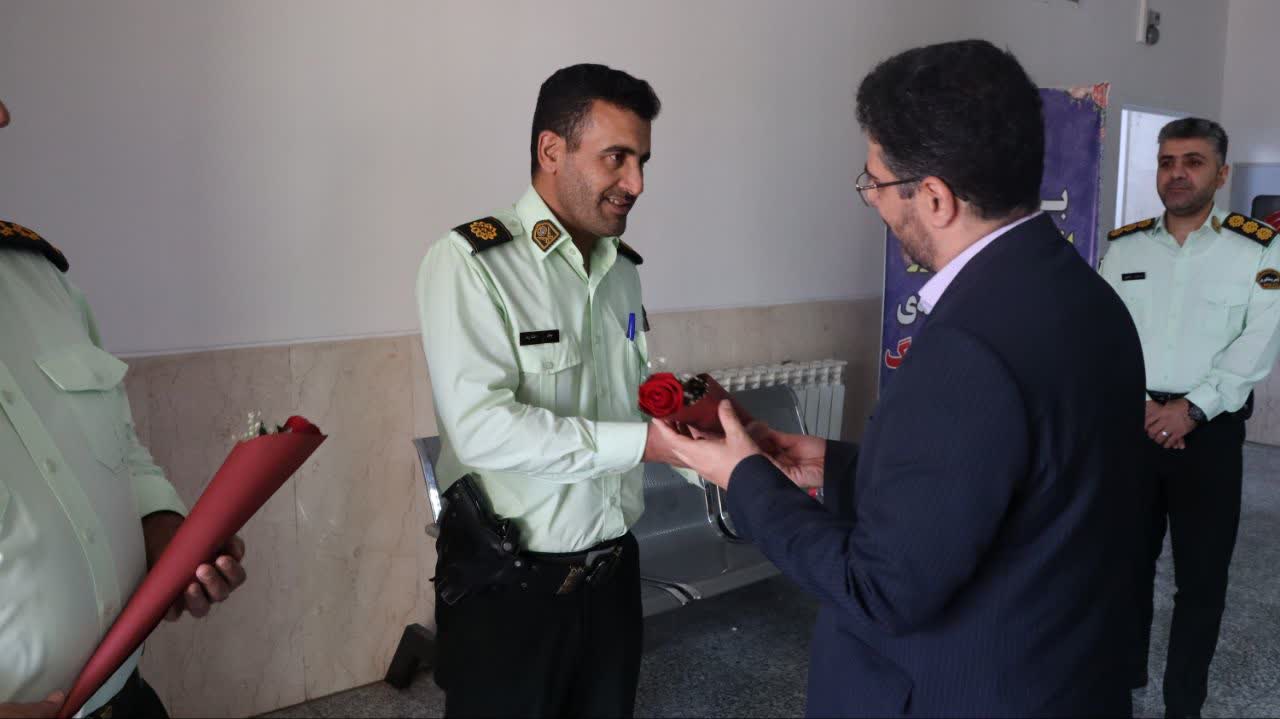 حضور-شهردار-و-معاونین-شهرداری-بهارستان-در-کلانتری-و-پلیس-راهور-به-مناسبت-هفته-نیروی-انتظامی