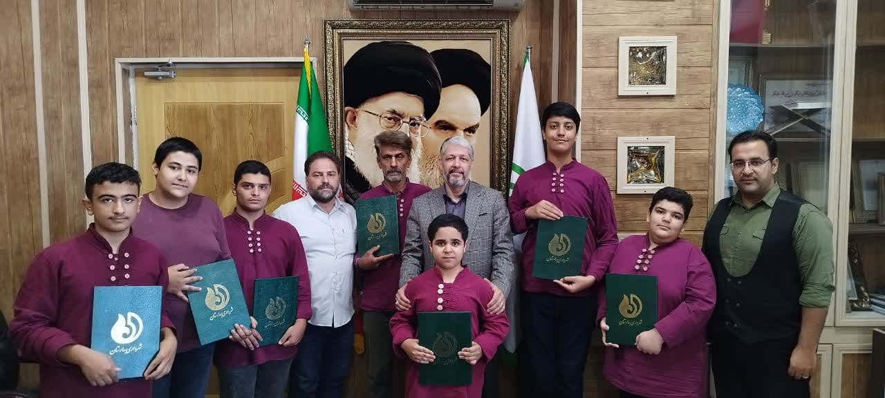 شهردار بهارستان از گروه سرود نوجوانان مسجد حضرت ابوالفضل تجلیل کرد
